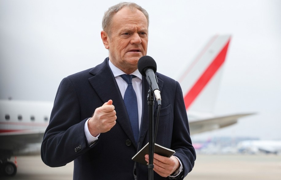 Premier Donald Tusk podczas konferencji prasowej przed wylotem do Londynu /Paweł Supernak /PAP