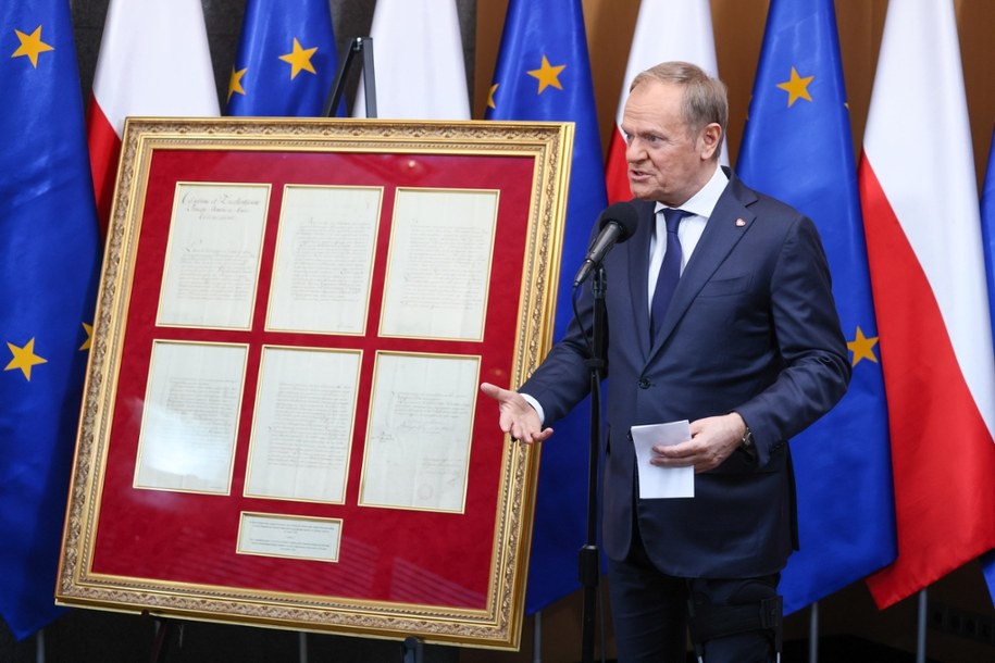 Premier Donald Tusk podczas konferencji prasowej w Wojskowym Porcie Lotniczym w Warszawie po przylocie z Ankary /Leszek Szymański /PAP
