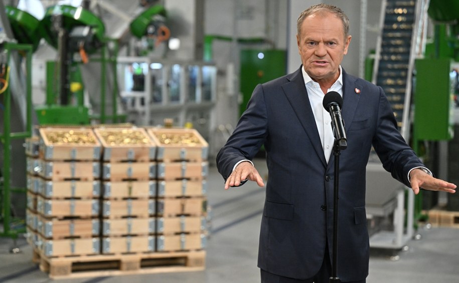 Premier Donald Tusk podczas konferencji prasowej w zakładach Mesko w Skarżysku-Kamiennej /Piotr Polak /PAP
