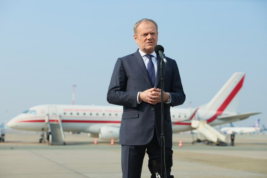 Premier Donald Tusk podczas oświadczenia dla mediów na lotnisku w Warszawie /PAP/Leszek Szymański /PAP/EPA