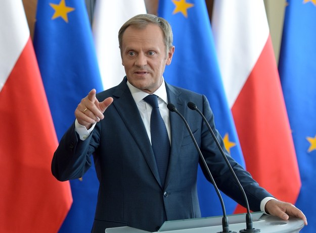 Premier Donald Tusk podczas poniedziałkowej konferencji prasowej /Radek Pietruszka /PAP