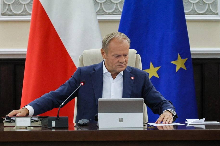Premier Donald Tusk podczas posiedzenia rządu w KPRM poinformował, że wobec 63 osób wszczęto postępowanie o opuszczeniu Polski /Paweł Supernak /PAP