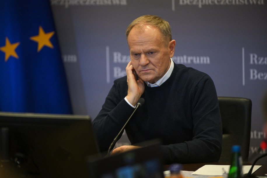 Premier Donald Tusk podczas posiedzenia sztabu kryzysowego w siedzibie KPRM w Warszawie. /Marcin Obara /PAP