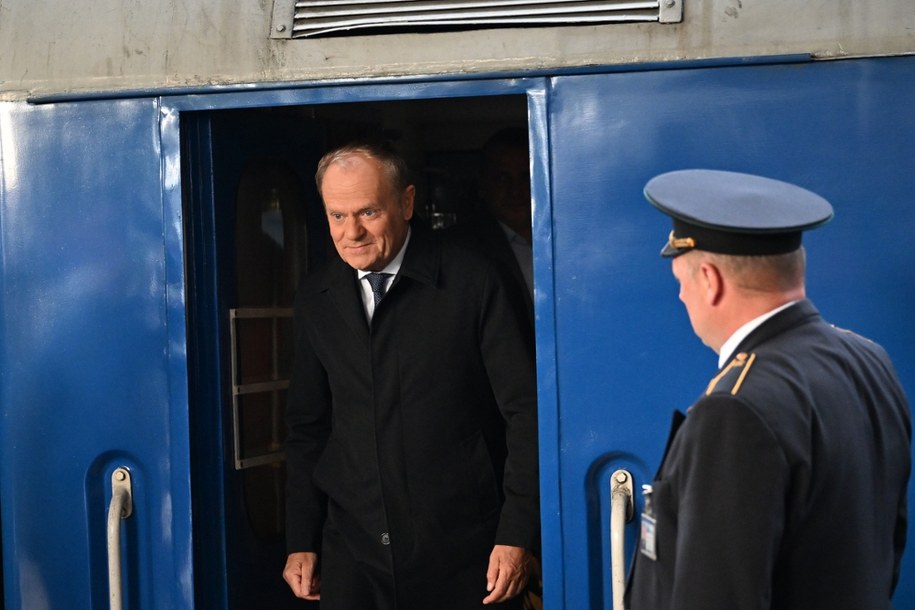Premier Donald Tusk podczas powitania na dworcu kolejowym w Kijowie w maju 2025 r. /Darek Delmanowicz /PAP
