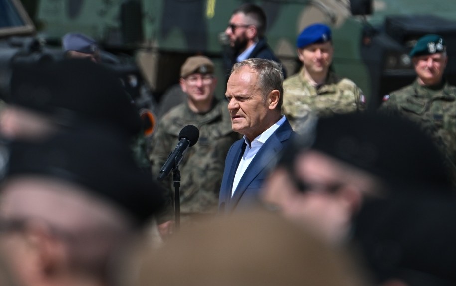 Premier Donald Tusk podczas uroczystego apelu z okazji Narodowego Dnia Zwycięstwa na terenie Warszawskiej Brygady Pancernej im. gen. Tadeusza Kościuszki w Warszawie - Wesołej /Przemysław Piątkowski /PAP