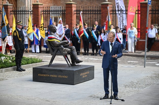 Premier Donald Tusk podczas uroczystości odsłonięcia pomnika Lecha Bądkowskiego /Marcin Gadomski /PAP