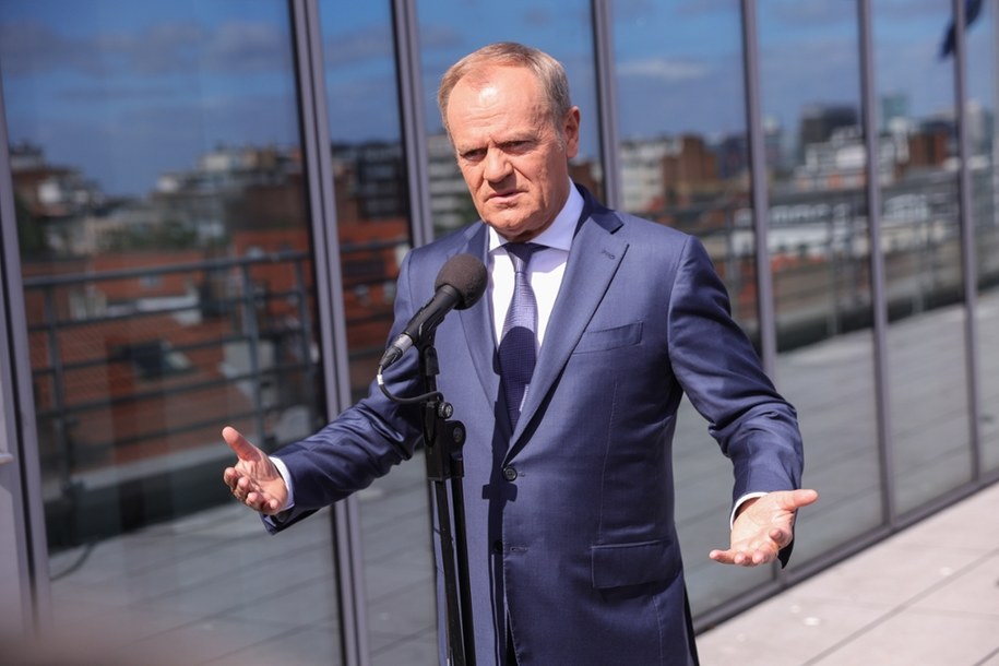 Premier Donald Tusk podczas wypowiedzi dla mediów w Brukseli, 28 czerwca 2024 r. /Rafał Guz /PAP