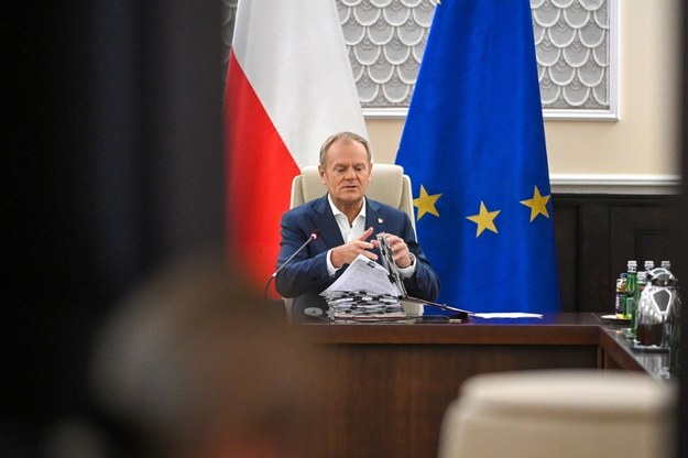 Premier Donald Tusk przed posiedzeniem rządu w KPRM w Warszawie /Marcin Obara /PAP