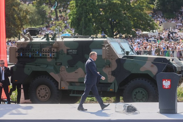 Premier Donald Tusk przed rozpoczęciem defilady z okazji Święta Wojska Polskiego na Wisłostradzie w Warszawie /	Leszek Szymański   /PAP