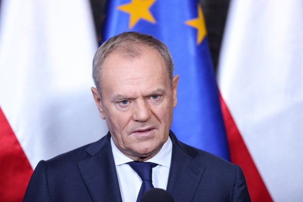 Premier Donald Tusk przed wylotem do Budapesztu /Leszek Szymański /PAP