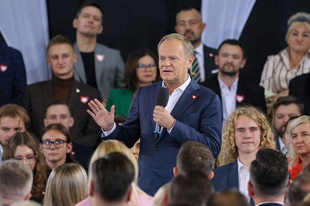 Premier Donald Tusk przemawia podczas konwencji Koalicji Obywatelskiej w Hali Sportowej OSIR w Warszawie. /Paweł Supernak /PAP