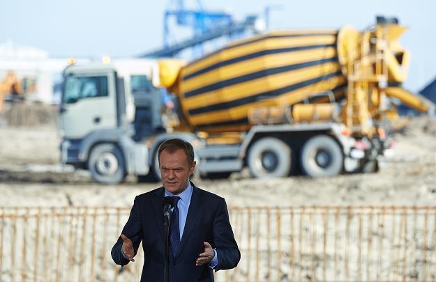 Premier Donald Tusk przemawia podczas uroczystości wmurowania kamienia węgielnego pod nowy terminal /PAP