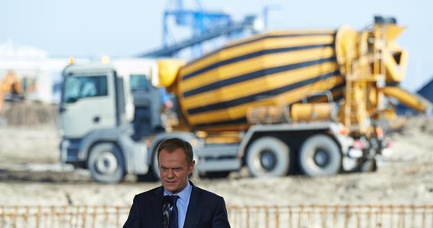 Premier Donald Tusk przemawia podczas uroczystości wmurowania kamienia węgielnego pod nowy terminal /PAP