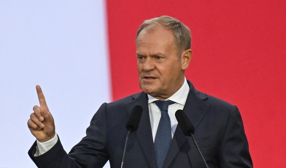 Premier Donald Tusk przemawiał podczas uroczystości przed Pomnikiem Obrońców Wybrzeża na Westerplatte w Gdańsku /Adam Warżawa /PAP