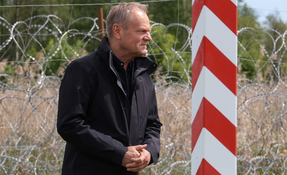 Premier Donald Tusk przy granicy polsko-białoruskiej (zdjęcie z maja 2024 r.) /Paweł Supernak /PAP