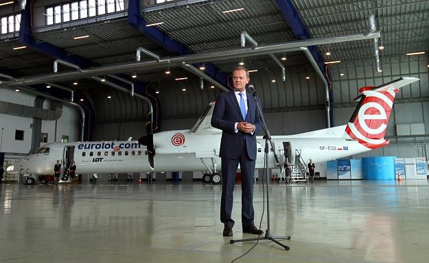 Premier Donald Tusk przy nowym bombardierze Q400 /PAP