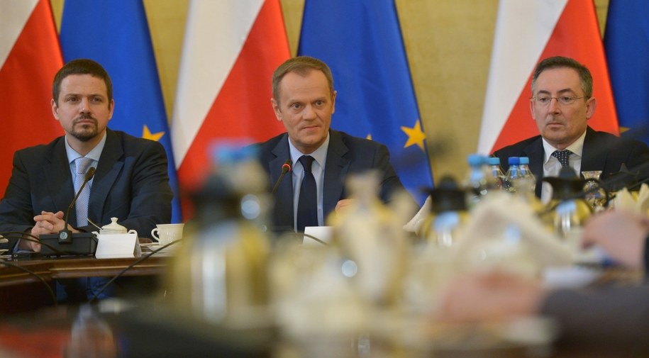 Premier Donald Tusk razem z ministrem administracji i cyfryzacji Rafałem Trzaskowskim oraz szefem MSW Bartłomiejem Sienkiewiczem /Radek Pietruszka /PAP