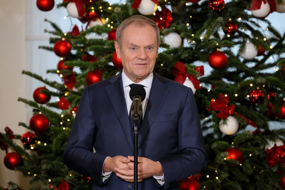 Premier Donald Tusk składa życzenia świąteczne przed rozpoczęciem posiedzenia rządu w siedzibie Kancelarii Prezesa Rady Ministrów /Paweł Supernak /PAP