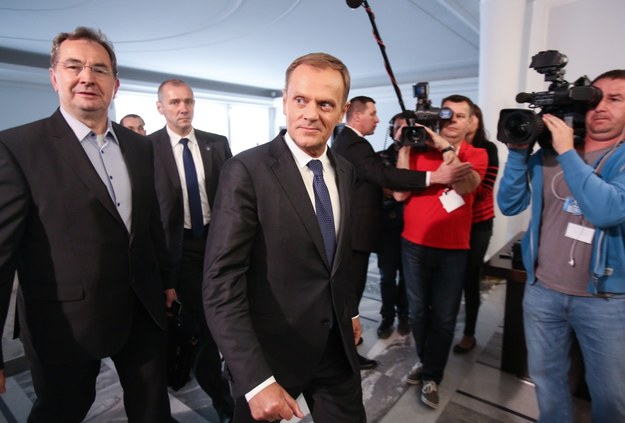Premier Donald Tusk wchodzi na posiedzenie klubu PO /Leszek Szymański /PAP