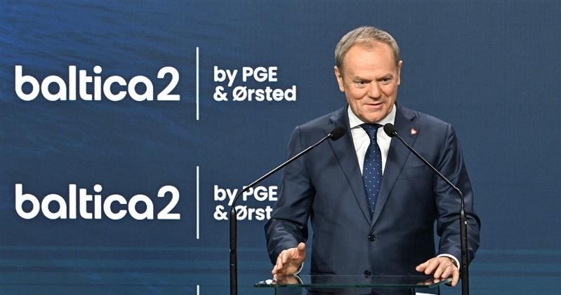 Premier Donald Tusk wziął udział w konferencji z okazji rozpoczęcia inwestycji w farmę wiatrową na morzu Baltica 2 realizowaną przez PGE i Orsted. "Polsce nie zabraknie energii" - zapewnił / 	Radek Pietruszka   /PAP