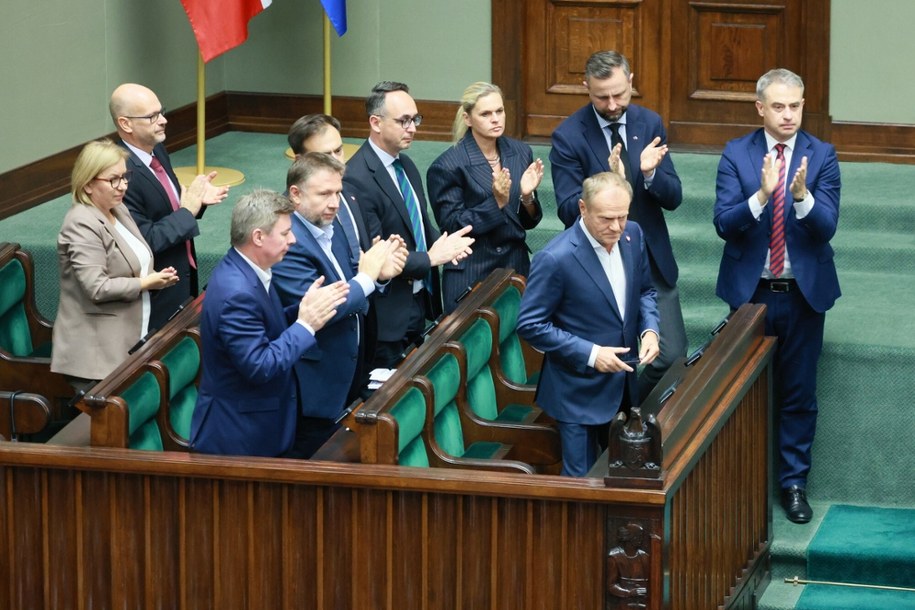 Premier Donald Tusk z członkami swojego rządu /Adam Burakowski/East News /East News