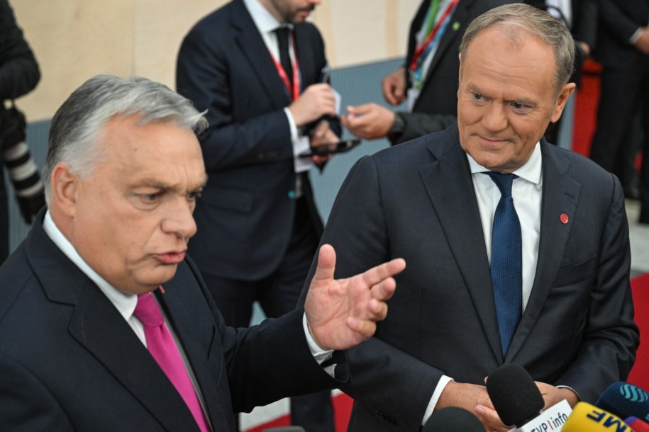 Premier Donald Tusk zamienił kilka słów z Wiktorem Orbanem /PAP/Radek Pietruszka    /PAP