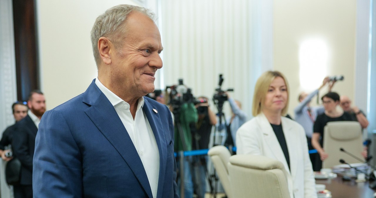 Premier Donald Tusk zapowiedział odejście od "podatku Morawieckiego", czyli opłaty przy rejestracji aut spalinowych /Szymon Pulcyn /PAP