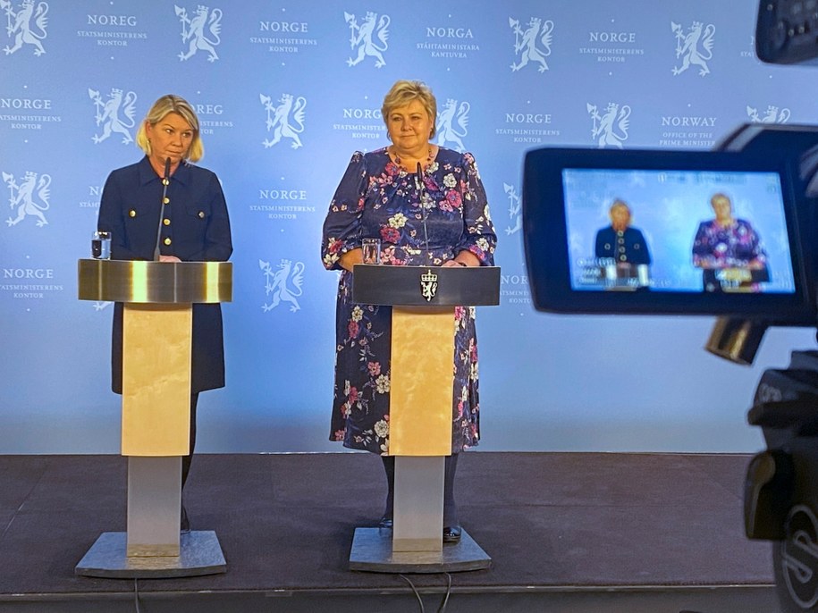 Premier Erna Solberg i minister sprawiedliwości Monica Maeland. /OLE BERG-RUSTEN  /PAP/EPA