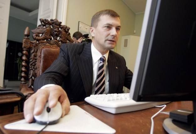 Premier Estonii, Andrus Ansip, oddaje swój głos poprzez internet. Estończycy woleli urny wyborczne /AFP