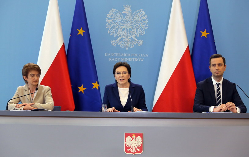 Premier Ewa Kopacz (C), minister pracy Władysław Kosiniak-Kamysz (P) i minister infrastruktury i rozwoju Maria Wasiak (L) na konferencji prasowej po Radzie ministrów /Tomasz Gzell /PAP