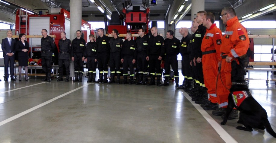Premier Ewa Kopacz (druga z lewej), wojewoda śląski Piotr Litwa (po lewej) i rzecznik prasowy Komendy Miejskiej Państwowej Straży Pożarnej w Katowicach mł. bryg. Andrzej Płóciniczak (trzeci z lewej) podczas spotkania ze strażakami, którzy brali udział w akcji ratowniczej w zawalonej kamienicy w Katowicach kamienicy /Andrzej Grygiel /PAP