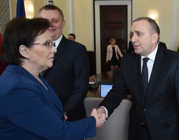 Premier Ewa Kopacz i minister spraw zagranicznych Grzegorz Schetyna przed posiedzeniem rządu /Radek Pietruszka /PAP