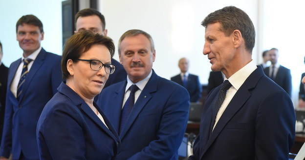 Premier Ewa Kopacz i nowy minister skarbu Andrzej Czerwiński /Radek Pietruszka /PAP