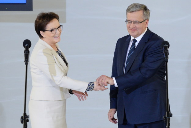 Premier Ewa Kopacz i prezydent Bronisław Komorowski /Jacek Turczyk /PAP
