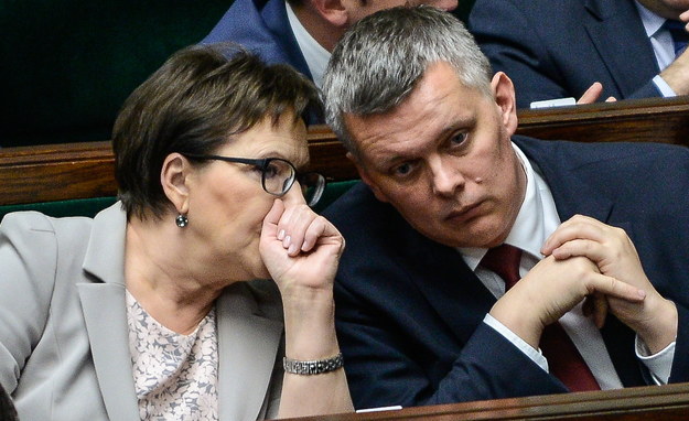 Premier Ewa Kopacz i wicepremier, minister obrony Tomasz Siemoniak podczas posiedzenia Sejmu /Jakub Kamiński   /PAP