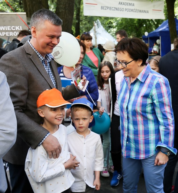 Premier Ewa Kopacz i wicepremier, minister obrony Tomasz Siemoniak z synem i córką /Paweł Supernak /PAP
