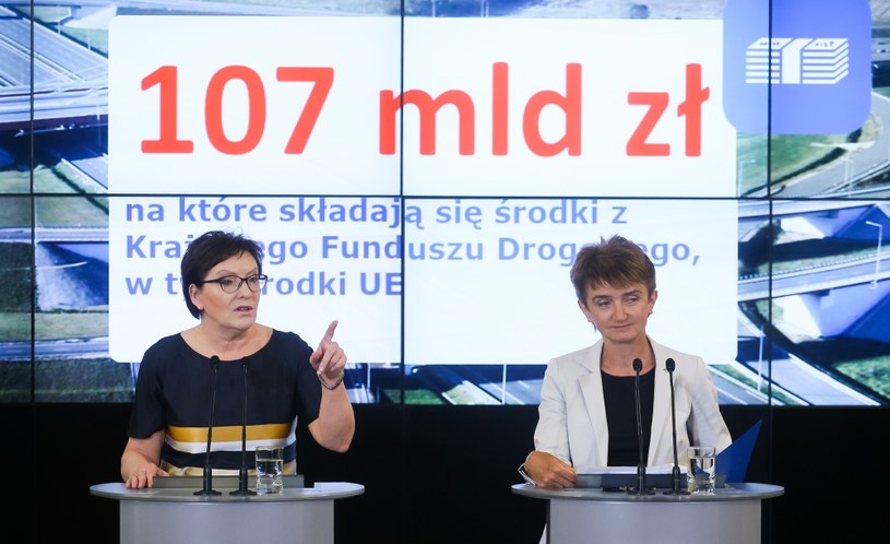 Premier Ewa Kopacz oraz minister infrastruktury i rozwoju Maria Wasiak na konferencji prasowej w Opolu /Paweł Supernak /PAP