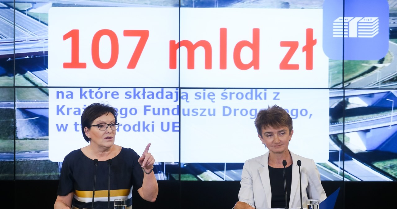 Premier Ewa Kopacz oraz minister infrastruktury i rozwoju Maria Wasiak na konferencji prasowej w Opolu /Paweł Supernak /PAP