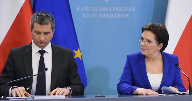 Premier Ewa Kopacz (P) i minister finansów Mateusz Szczurek (L) /PAP