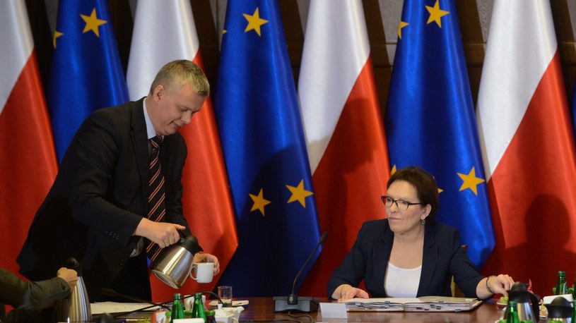 Premier Ewa Kopacz (P) i wicepremier, minister obrony narodowej Tomasz Siemoniak (L) /PAP