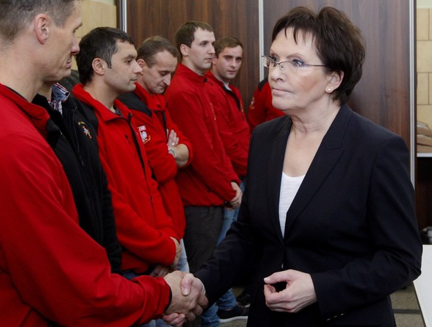 Premier Ewa Kopacz (P) spotkała się z ratownikami w Kopalni Węgla Kamiennego "Mysłowice-Wesoła" /Andrzej Grygiel /PAP
