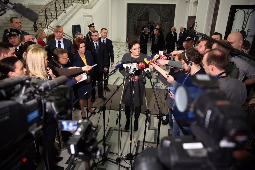 Premier Ewa Kopacz podczas konferencji prasowej /Tomasz Gzell /PAP