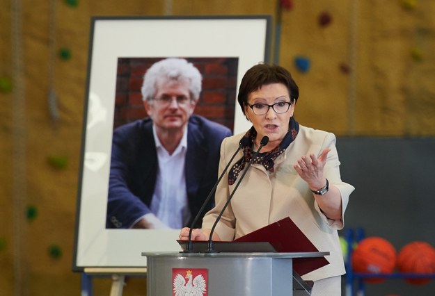 Premier Ewa Kopacz podczas uroczystego nadania Pozytywnej Szkole Podstawowej w Gdańsku imienia Arkadiusza "Arama" Rybickiego (na portrecie w tle) /Adam Warżawa /PAP