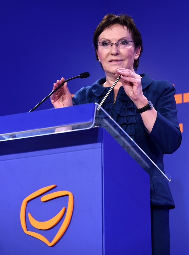 Premier Ewa Kopacz podczas wieczoru wyborczego /Radek Pietruszka /PAP