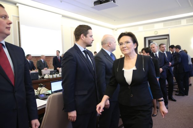 Premier Ewa Kopacz przed posiedzeniem rządu /Leszek Szymański /PAP