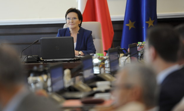 Premier Ewa Kopacz przed rozpoczęciem posiedzenia rządu /Bartłomiej Zborowski /PAP