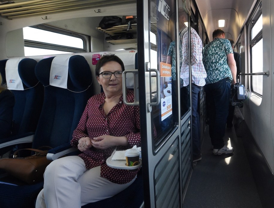 Premier Ewa Kopacz w drodze do Słupska /Radek Pietruszka /PAP