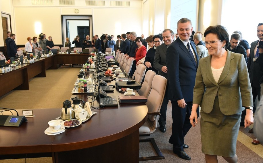 Premier Ewa Kopacz, wicepremier i minister obrony Tomasz Siemoniak (drugi z prawej) oraz minister spraw zagranicznych Grzegorz Schetyna przed posiedzeniem rządu /Radek Pietruszka /PAP