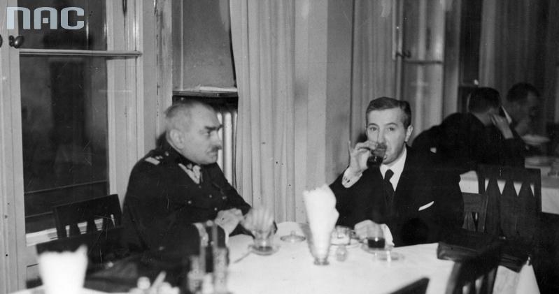 Premier Felicjan Sławoj Składkowski (z lewej) i wicepremier Eugeniusz Kwiatkowski w bufecie sejmowym, 1937 /Z archiwum Narodowego Archiwum Cyfrowego