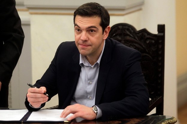 Premier Grecji Aleksis Cipras podpisuje się pod aktem zaprzysiężenia rządu /ORESTIS PANAGIOTOU /PAP/EPA